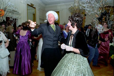 questa fotografia è del presidente bill clinton e della first lady hillary rodham clinton travestiti da il presidente e la first lady james e dolly madison per una festa di halloween nella stanza est del bianco Casa