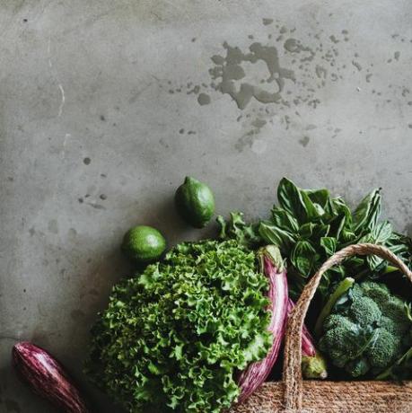 borsa con prodotti alimentari sani piatto di iuta borsa piena di verdure e verdure dal mercato degli agricoltori locali sul bancone della cucina grigia, vista dall'alto eco-friendly, zero sprechi, mangiare pulito, concetto vegan