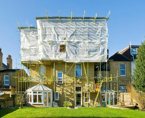 una conversione del loft in una casa suburbana londinese vittoriana che mostra l'impalcatura e il tetto temporaneo, conversione dell'attico