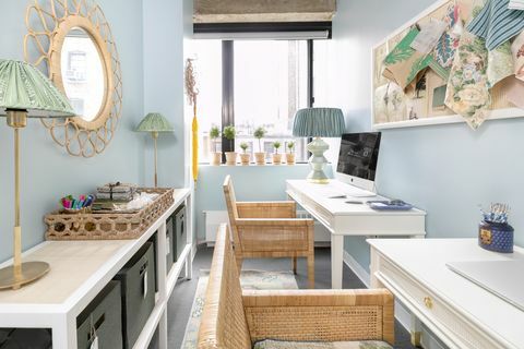 jennifer hunter design office a new york con pareti blu e scrivanie bianche