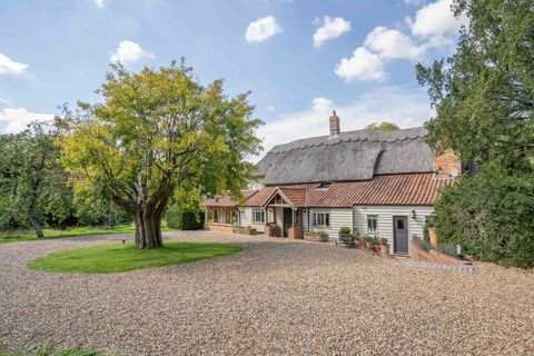 pittoresco cottage con tetto in paglia è in vendita a buntingford