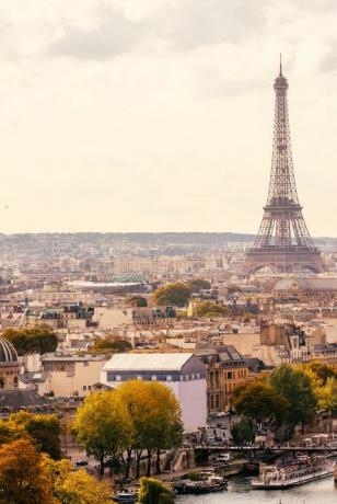 skyline di parigi con torre eiffel e ponte pont des arts al tramonto, francia