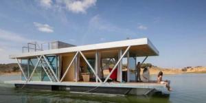 Una piccola casa galleggiante che ti permette di apprezzare la natura senza danneggiarla