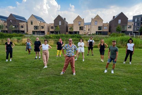 nome programma master design di interni con alan carr tx na episodio master design di interni con alan carr press pack no press pack l'immagine mostra l r lynsey, mona, jon, barbara, siobhan, alan carr, charlotte, peter, amy, paul, micaela c banijay fotografo ellis o'brien