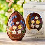 Grande uovo dei fiori della primavera del cioccolato al latte