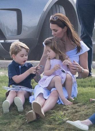 Il principe George e la principessa Charlotte giocano con Kate Middleton