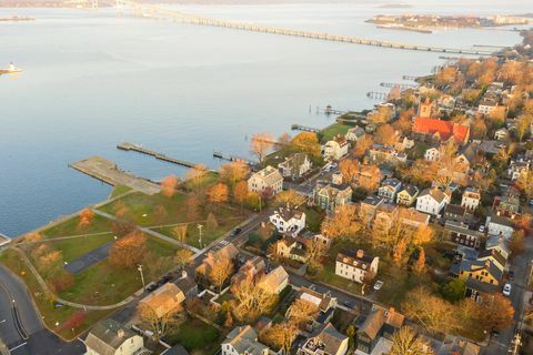 drone vista aerea di newport phode isola vecchia tradizione edificio con oceano e porto yacht con strada stagione estiva