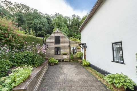 bellissimo cottage in vendita nel cuore del villaggio di milton abbas, dorset