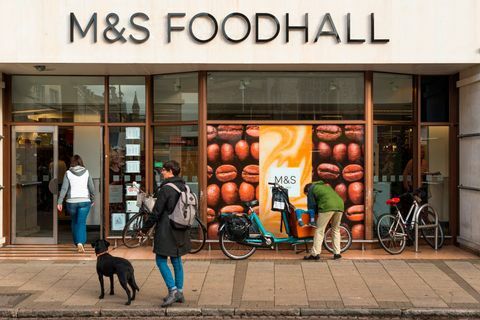 Marks & Spencer food store sulla piazza del mercato, il centro di Cambridge, Inghilterra, Regno Unito