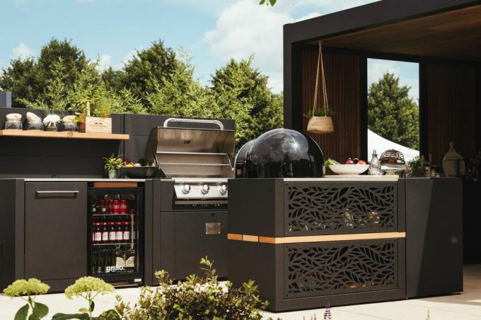 cucina da esterno, cucina componibile da esterno realizzata in acciaio verniciato a polvere di alluminio con dettagli in legno di iroko, design della casa da giardino all'hampton court palace flower show