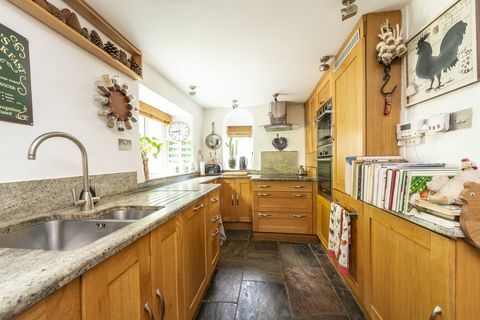 bellissimo cottage in vendita nel cuore del villaggio di milton abbas, dorset