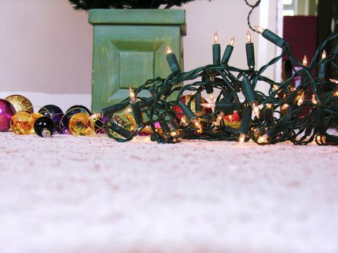 Decorazioni natalizie, tra cui luci e palline, sul pavimento