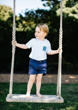 Prince George festeggia il suo terzo compleanno ad Anmer Hall, Norfolk, su un'altalena personalizzata di The Oak & Rope Company da notonthehighstreet.com