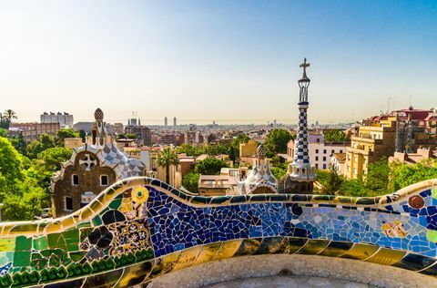 Vista panoramica della città e delle montagne di Barcellona in Spagna, vista dal parco Guell