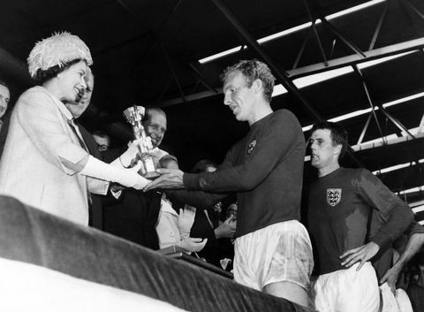 la regina elisabetta bobby moore