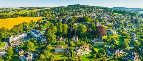 Panorama aereo sopra case di campagna nel pittoresco villaggio estivo Cotswolds