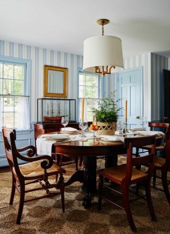sala da pranzo, tavolo da pranzo in legno, sedie da pranzo in legno, carta da parati a righe bianche e blu