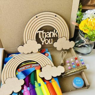 Kit cassetta delle lettere arcobaleno da appendere in legno per bambini