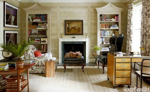 <p> Per ottenere l'effetto pannelli dello studio, Scheerer ha realizzato librerie su misura per abbinarsi al rivestimento murale di finto boene di Nobilis. La poltrona English Roll di Restoration Hardware è sfoderata in Oasis Toile di Travers, utilizzata anche per le tende. La scrivania vintage è di Baker, mentre la poltrona e pouf vintage di Sputnik Modern. Il tavolino in legno proviene da CB2. Il rivestimento è in Linen White di Benjamin Moore e il tappeto è in Blackstone Carpets. </p>