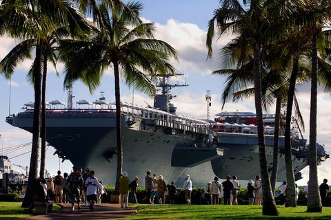 I turisti visitano la USS Arizona Memorial Museum a