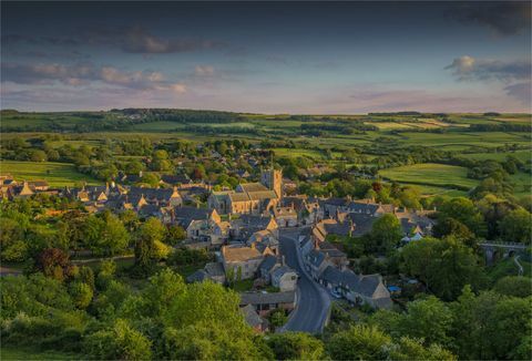 Una panoramica del bellissimo piccolo villaggio di Corfe sull'isola di Purbeck nella calda luce della sera. Dorset Inghilterra.