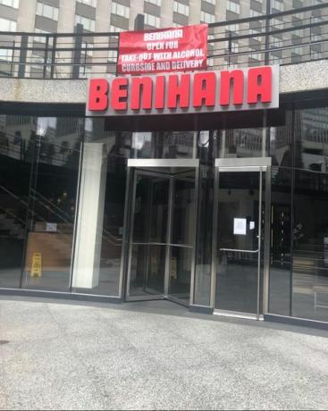 banner di benihana che annuncia l'apertura per portare fuori con alcol per il ritiro o la consegna sul marciapiede durante il crisi del coronavirus a chicago foto di ruth hytry sinclaireducation imagesuniversal images group via getty immagini