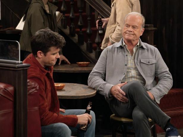 lr jack cutmore scott nei panni di freddy e kelsey grammer nei panni di frasier gru in frasier, episodio 2, stagione 1 in streaming su paramount, credito fotografico 2023 chris hastonparamount