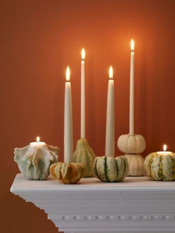 Zucche di Halloween sul mantello con candela