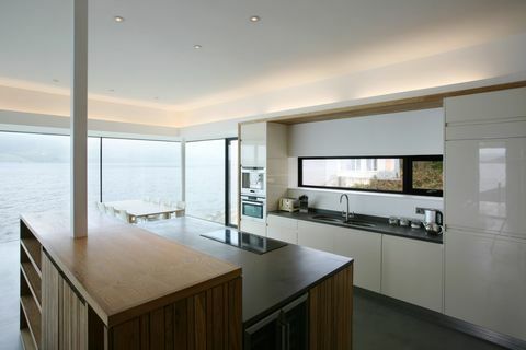 Elegante cucina lucida con vista sul mare