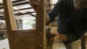 Questo falegname di Charleston produce tavoli da travi di recupero