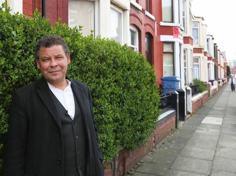 Craig Charles - Celebrity Home Secrets. Craig fuori dalla sua seconda casa d'infanzia.