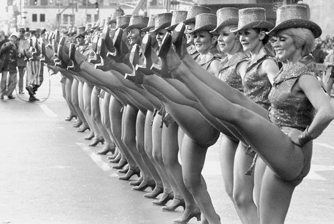 il kickline dei rockettes di radio city alla parata dei macys del 1976