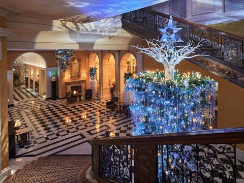 Albero di Natale dell'hotel Claridge progettato da Karl Lagerfeld