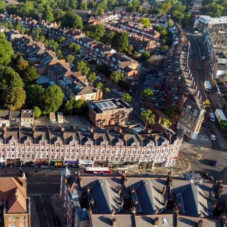 vista aerea della principale via dello shopping a muswell hill broadway